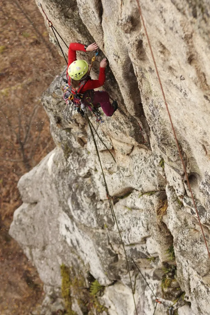 Светлана преодолевает сложный этап на соревновательной трассе